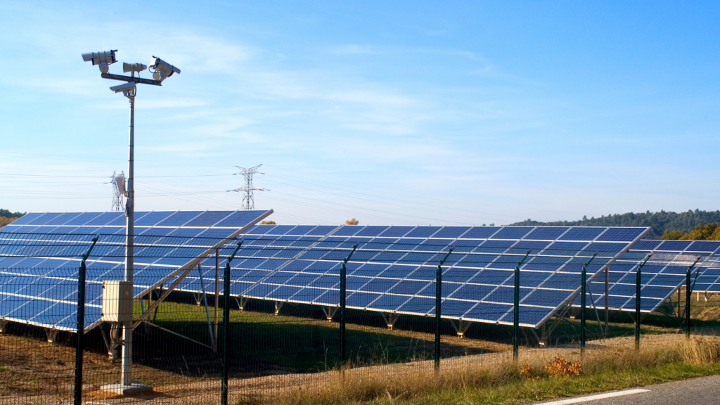 Garantizando la Seguridad en las Plantas Fotovoltaicas: Tecnología y Vigilancia